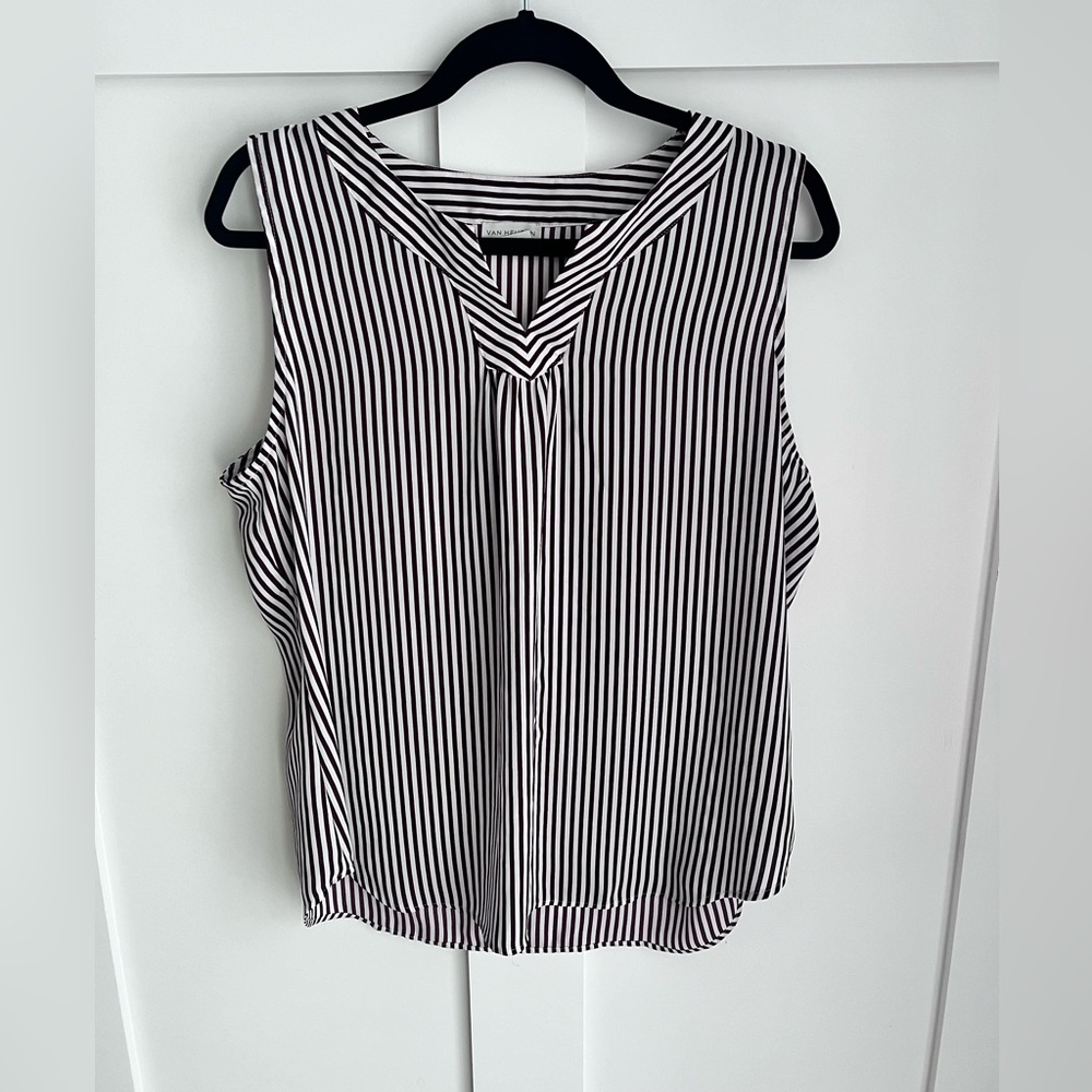 V-neck stripe sleeveless blouse!